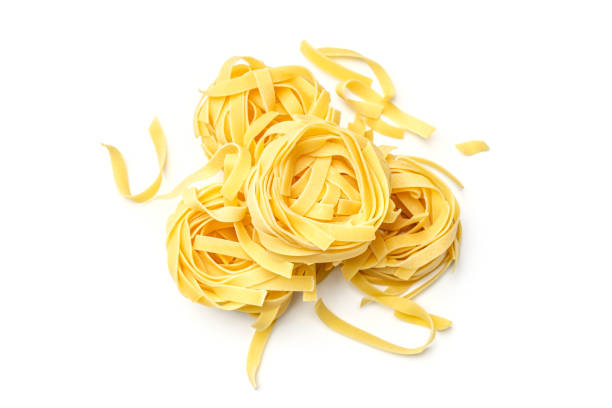 italienische pasta fettuccine nest isoliert auf weißem hintergrund. ansicht von oben - pasta raw traditional culture heap stock-fotos und bilder