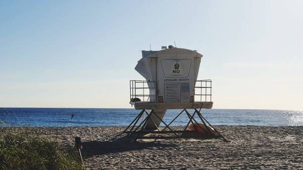 푸른 하늘에 대한 해변에 생명 경비대 오두막 - fort lauderdale florida beach lifeguard 뉴스 사진 이미지