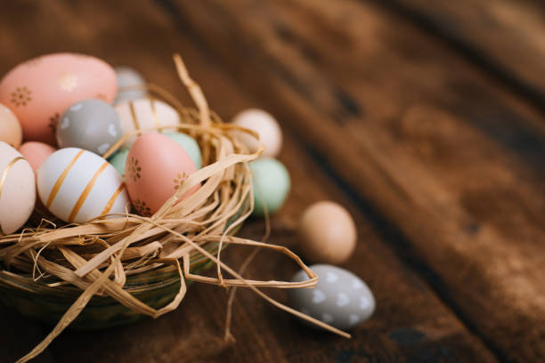 osterdekoration auf holztisch - craft eggs easter animal egg stock-fotos und bilder