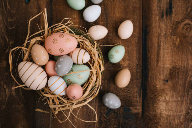 huevos de pascua sobre fondo de madera - food wood blue vibrant color fotografías e imágenes de stock