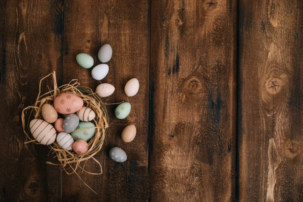 easter eggs on wooden background - wood eggs easter easter egg imagens e fotografias de stock