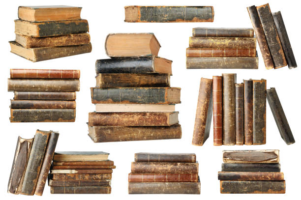 vieux livres d'isolement dans des piles et des piles - ancient past antique close up photos et images de collection
