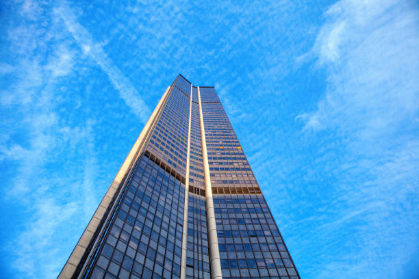 grattacielo tra le nuvole - high rise apartments foto e immagini stock