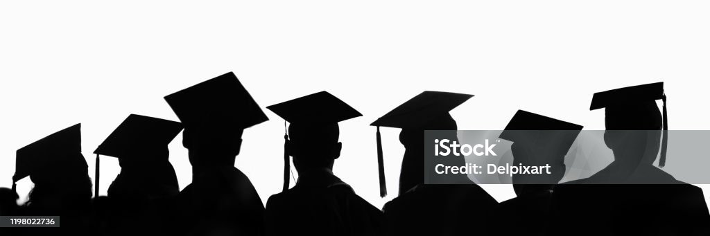 Silhouetten von Studenten mit Graduiertenkappen in einer Reihe isoliert auf weißem Panorama-Hintergrund. Abschlussfeier auf Universitäts-Web-Banner. - Lizenzfrei Akademischer Abschluss Stock-Foto