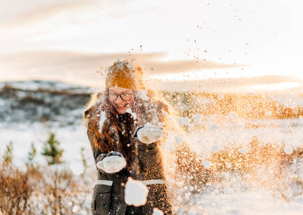 nieve cayendo sobre alegre niña preadolescente - snow glasses fotografías e imágenes de stock