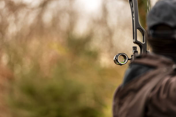 archer prende la mira con un arco composto da caccia - livello di sport foto e immagini stock