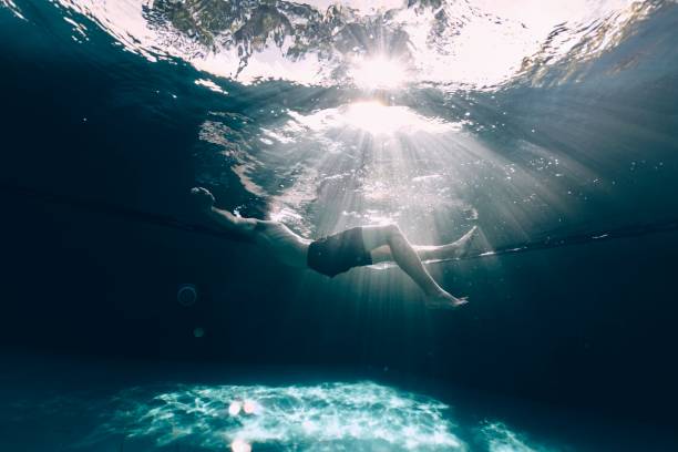 vue sous-marine dans la piscine - floating on water swimming pool men water photos et images de collection