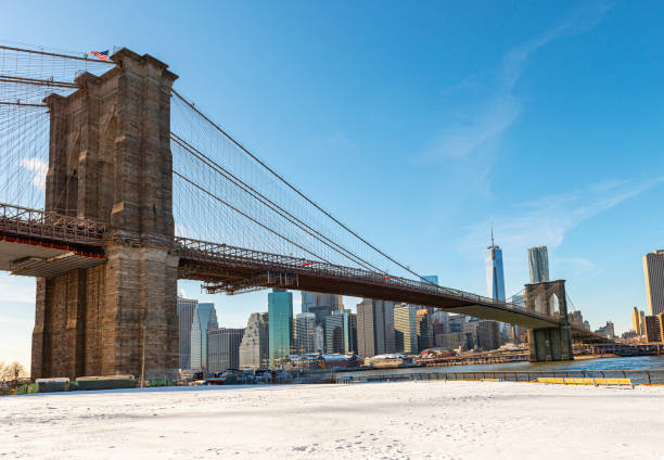 ニューヨーク市のスカイラインと冬のブルックリン橋 - east river riverbank waters edge suspension bridge ストックフォトと画像