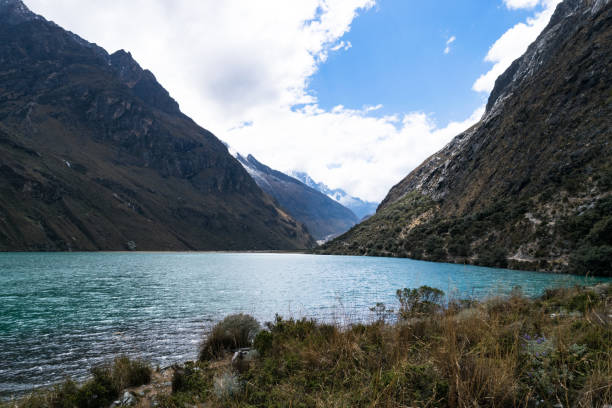 położony w zasięgu cordillera blanca w pobliżu miasta huaraz w północnym peru, wędrówki santa cruz. - mountain peru cordillera blanca mountain range zdjęcia i obrazy z banku zdjęć