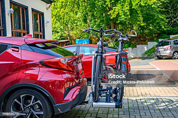Geparkeerde Auto Met Een Fietsendrager Bevestigd Aan De Achtersteven Stockfoto en meer beelden van Auto