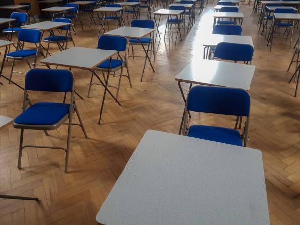 exam desks in a exam hall - medical exam fotos imagens e fotografias de stock