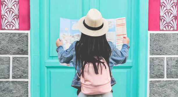 jonge vrouw toerist uitziende kaart tijdens city tour-reizen meisje gaan rond oude stad op vakantie-vakantie, wanderlust en reistrends concept-focus op hoed - morocco brazil stockfoto's en -beelden