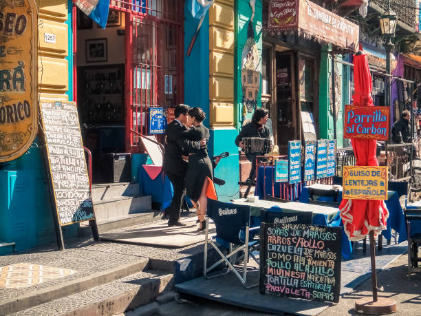 hiszpańscy tancerze tanga w: la boca district, buenos aires, argentina - la boca zdjęcia i obrazy z banku zdjęć