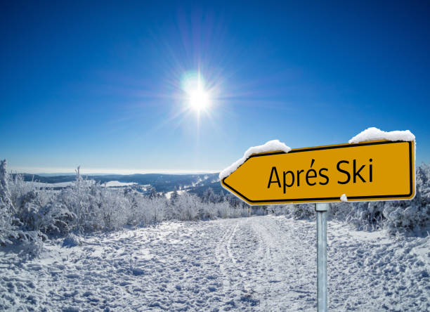 panorama apres ski arrow sign - apres ski ski snow mountain fotografías e imágenes de stock
