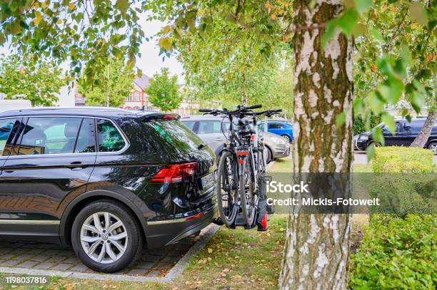 Geparkeerde Auto Met Een Fietsendrager Bevestigd Aan De Achtersteven Stockfoto en meer beelden van Fiets