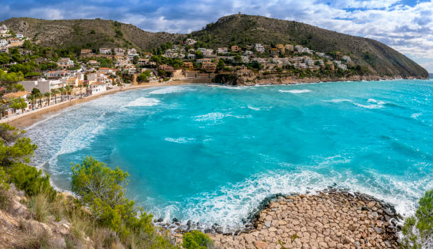 spiaggia di cala el portet nel mediterraneo di moraira alicante - alicante costa blanca foto e immagini stock