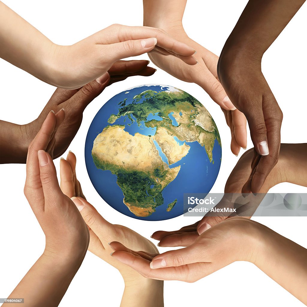 Mani multirazziale che circonda il globo della terra - Foto stock royalty-free di Pianeta