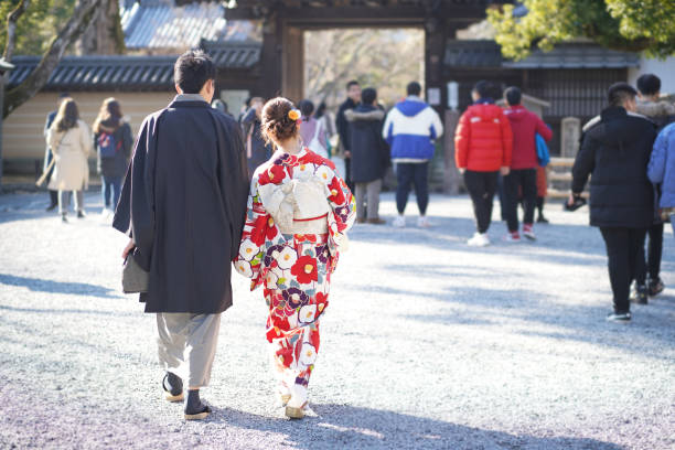 пара в традиционном японском кимоно гуляет по улице нисиодзи-дори. токио япония -30 января 2019 года. - kyoto city kyoto prefecture kinkaku ji temple temple стоковые фото и изображения