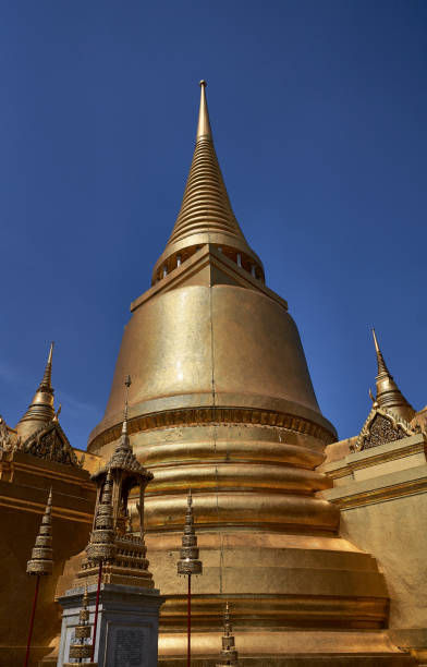 grand palace bangkok, thailand. golden pagoda - stupa royal stupa local landmark national landmark imagens e fotografias de stock