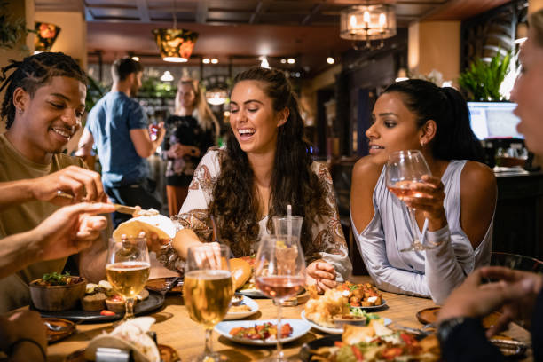 vivir nuestra mejor vida - sentarse a comer fotografías e imágenes de stock