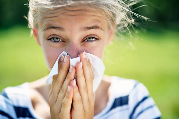 adolescente com alergia que funde o nariz - alergia - fotografias e filmes do acervo