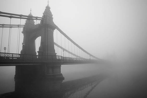 ハンマースミスは、朝の霧の橋 ストックフォト