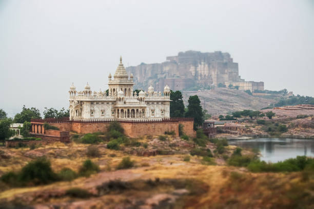 jaswant thada ist ein kenotaph in jodhpur, im indischen bundesstaat rajasthan. jaisalmer fort ist tilt shift linse - befindet sich in der stadt jaisalmer, im indischen bundesstaat rajasthan. - tilt shift lens stock-fotos und bilder