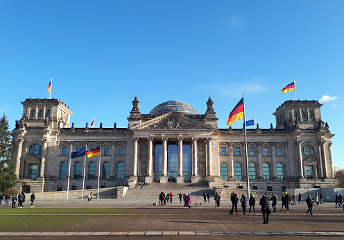 Reichstag es un edificio histórico en Berlín, Alemania, con palabras icónicas Dem Deutschen Volke (para el pueblo alemán) se colocaron sobre el edificio photo