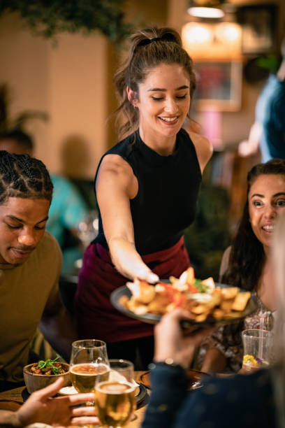 servicio con una sonrisa - servir comida y bebida fotografías e imágenes de stock