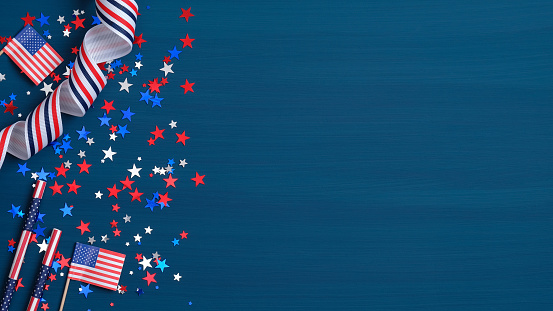 Concepto del Día de los Presidentes Feliz. Cinta Grosgrain, banderas americanas y estrellas de confeti sobre fondo azul con espacio de copia. Plantilla de banner web para el Día de la Independencia de EE. UU. o el Día de los Caídos. photo