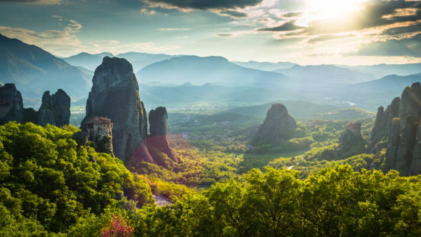 paesaggio con monasteri e formazioni rocciose a meteora, grecia - kalambaka foto e immagini stock