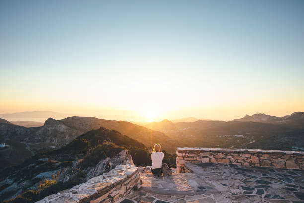 ver la puesta del sol desde la iglesia - wall mount fotografías e imágenes de stock