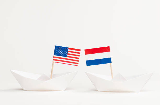 etats-unis et drapeau néerlandais - nautical vessel isolated toy boat wood photos et images de collection