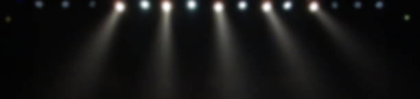 어둠 속에서 검은 색 배경이있는 흐릿한 흰색 무대 스포트라이트 - opera bar 뉴스 사진 이미지
