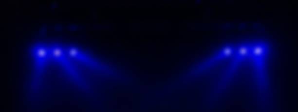 faretti blu sfocati sul palco con sfondo nero nell'oscurità - opera bar foto e immagini stock