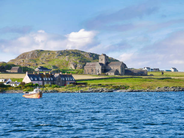 abbaye d'iona, chalets et bateau de pêche par une journée ensoleillée - iona photos et images de collection