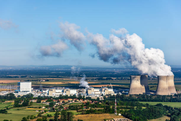 青空に冷却塔を喫煙した夏の田舎の風景のフランスの原子力発電所の空中写真 - fuel and power generation electricity substation power power supply ストックフォトと画像