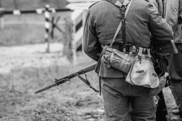 soldado da sentinela de wehrmacht com rifle - bayonet - fotografias e filmes do acervo