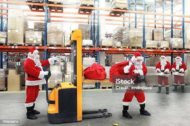 Foto de Santa Cláusula Na Fila Para Sacos De Presentes e mais fotos de stock de Papai Noel - Papai Noel, Empilhadeira, Oficina de trabalho