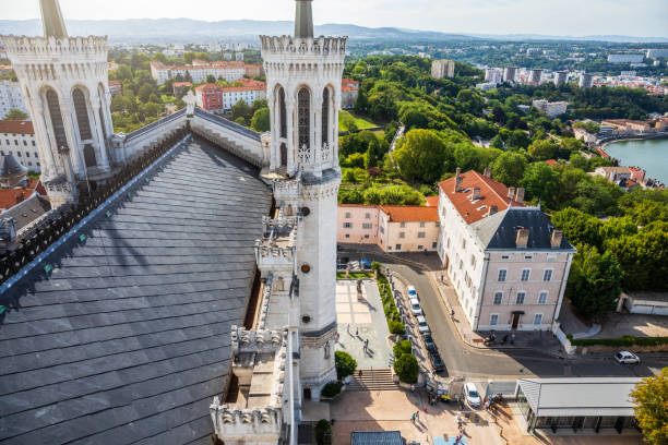 vue aérienne de français colline de fourviere depuis les toits d'ardoise du monument de la basilique notre dame de fourviere à lyon par une journée ensoleillée d'été - basilique notre dame de fourvière photos et images de collection