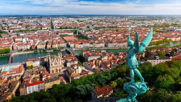 niesamowity widok z lotu ptaka na lyońskiej francuskiej pejzażu widok z dachów bazyliki notre dame de fourviere z posągiem michała archanioła z widokiem na miasto - travel monument church roof zdjęcia i obrazy z banku zdjęć