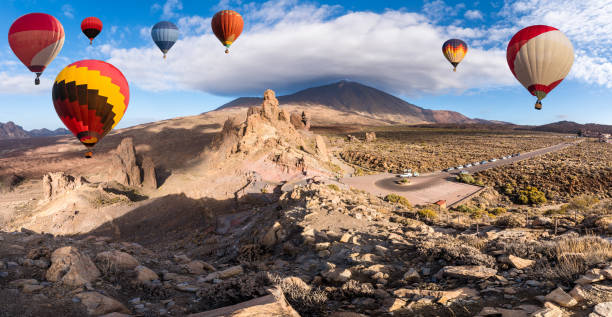 paysage avec des montgolfières volant dans le parc national de teide - el teide national park photos et images de collection