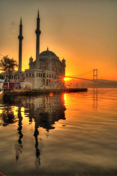 오르타코이 모스크 - ortakoy mosque bridge bosphorus istanbul 뉴스 사진 이미지