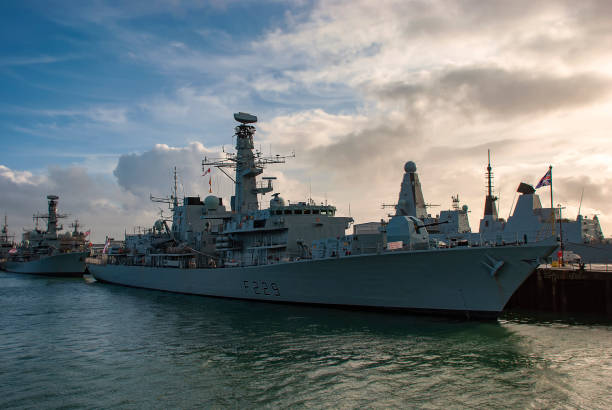 a fragata hms lancaster da marinha real (f229) atracada em portsmouth, reino unido - lancaster lancashire - fotografias e filmes do acervo