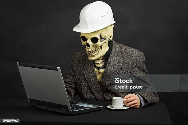 Photo libre de droit de Portraits Homme Au Casque Avec Un Ordinateur Et Masque De Skeleton banque d'images et plus d'images libres de droit de Halloween