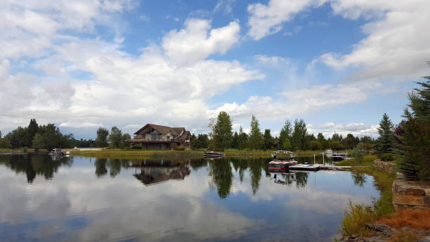 perfekte waterfront tranquility northern montana - flathead valley stock-fotos und bilder