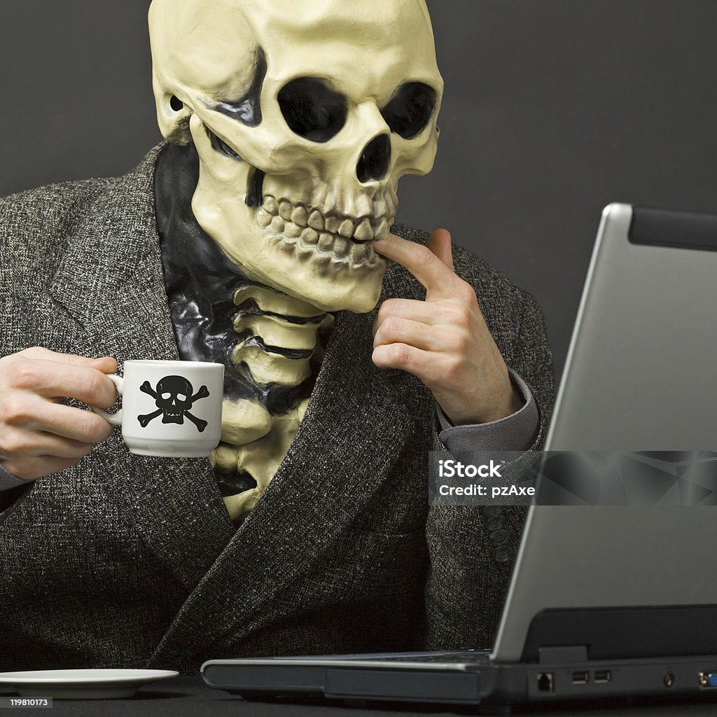 Esqueleto bebidas venenosas café na mesa com o laptop - Foto de stock de Esqueleto Humano royalty-free