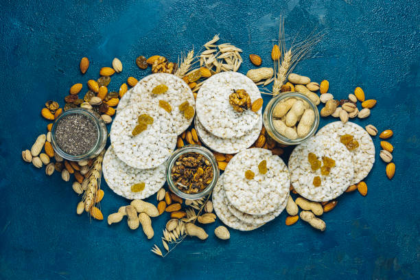 gâteaux de riz soufflés américains. collations saines avec des oreilles de blé sur la surface en béton bleu classique, vue supérieure, plat lay, copier l'espace pour vous texte - freedom sandwich bread food photos et images de collection