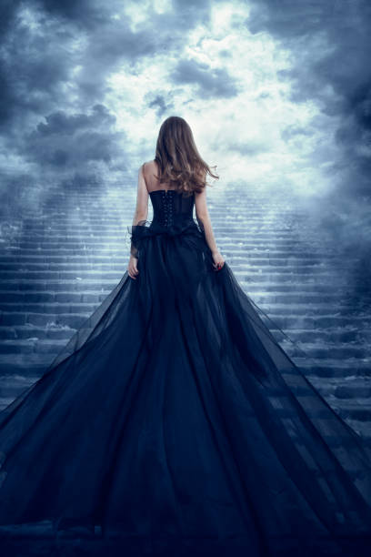 frau im langen kleid rückansicht klettern treppe zum himmel, mädchen erhöhung der dunklen nacht weg - women long hair rear view beauty stock-fotos und bilder