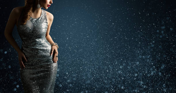 серебряное платье, модель позирует в игристых сексуальное платье, женщина красота портрет - body glitter стоковые фото и изображения